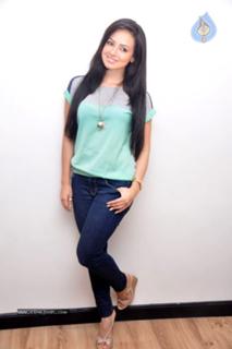 Sana Khan feet photo thumbnail