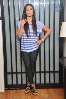 Sana Khan feet photo thumbnail