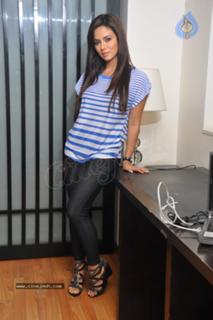 Sana Khan feet photo thumbnail