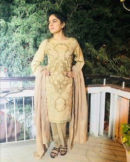 Sanam Baloch feet photo thumbnail