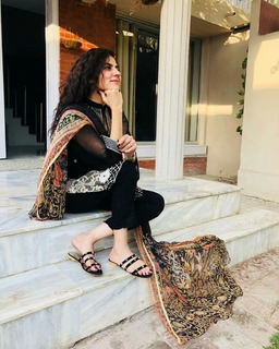 Sanam Baloch feet photo thumbnail