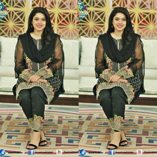 Sanam Jung feet photo 8