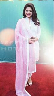 Sanam Jung feet photo 15