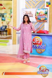 Sanam Jung feet photo 7