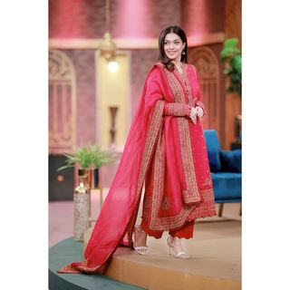 Sanam Jung feet photo 9