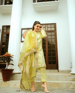 Sanam Jung feet photo 2