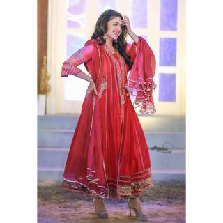 Sanam Jung feet photo 16