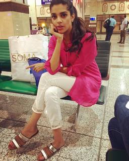 Sanam Saeed feet photo 2