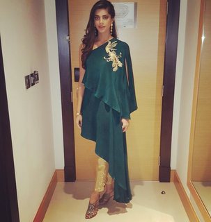 Sanam Saeed feet photo 9