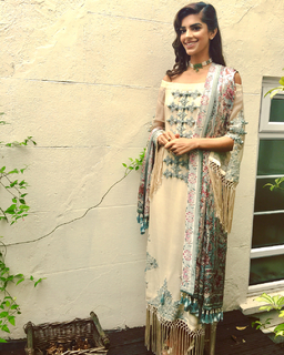 Sanam Saeed feet photo 8