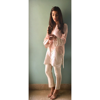 Sanam Saeed feet photo 5