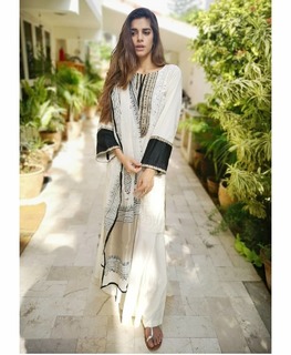Sanam Saeed feet photo 9