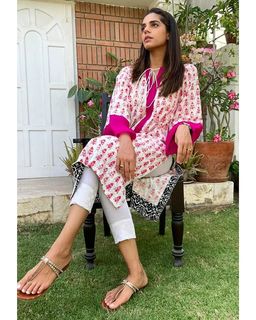 Sanam Saeed feet photo 11