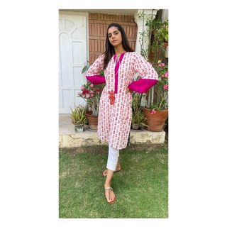 Sanam Saeed feet photo 10