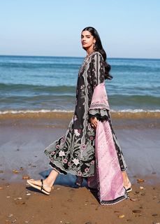 Sanam Saeed feet photo 14