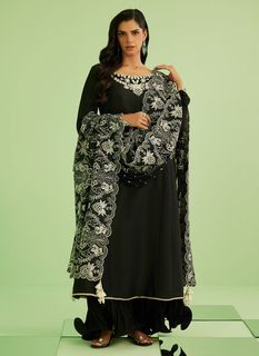 Sanam Saeed feet photo 4
