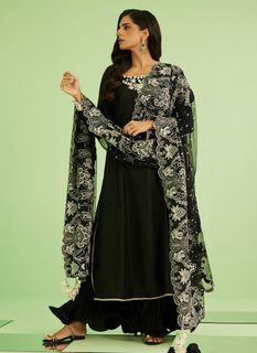 Sanam Saeed feet photo 2