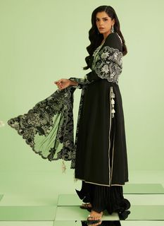 Sanam Saeed feet photo 1