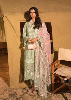 Sanam Saeed feet photo 8