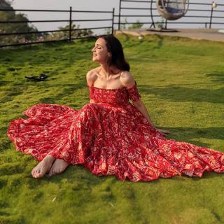 Sanaya Irani feet photo thumbnail