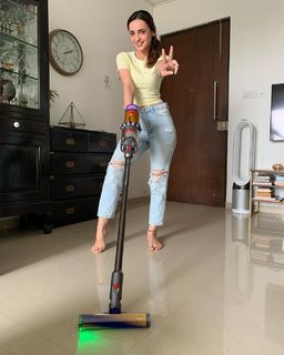 Sanaya Irani feet photo thumbnail