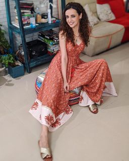 Sanaya Irani feet photo thumbnail