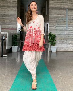 Sanaya Irani feet photo thumbnail