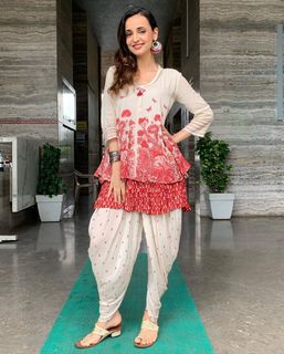 Sanaya Irani feet photo thumbnail