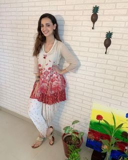 Sanaya Irani feet photo thumbnail
