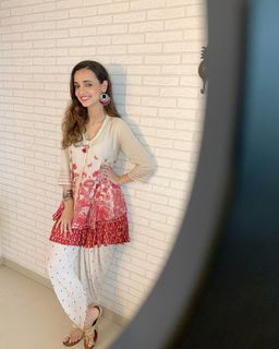 Sanaya Irani feet photo thumbnail