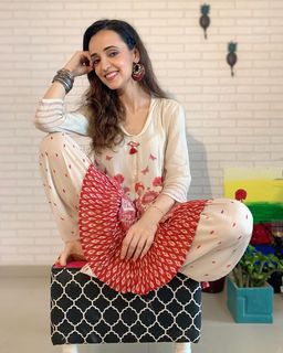 Sanaya Irani feet photo thumbnail