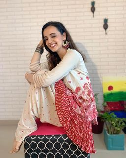 Sanaya Irani feet photo thumbnail