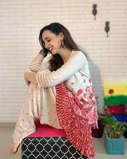 Sanaya Irani feet photo thumbnail