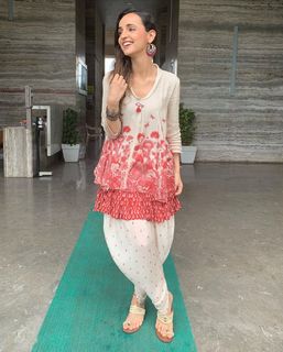 Sanaya Irani feet photo thumbnail