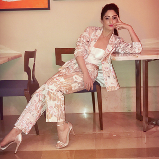 Sandeepa Dhar feet photo thumbnail