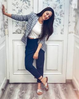Sandeepa Dhar feet photo thumbnail