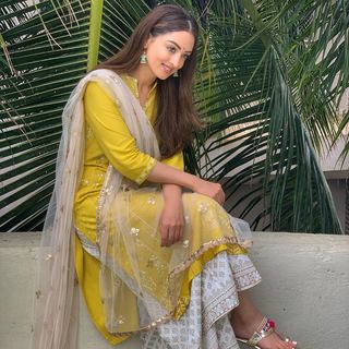 Sandeepa Dhar feet photo thumbnail