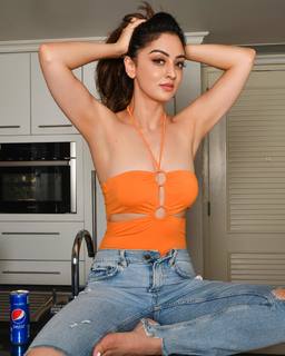 Sandeepa Dhar feet photo thumbnail