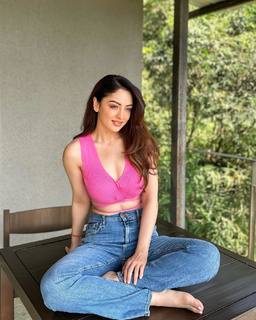 Sandeepa Dhar feet photo thumbnail