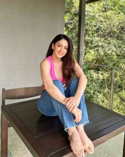 Sandeepa Dhar feet photo thumbnail