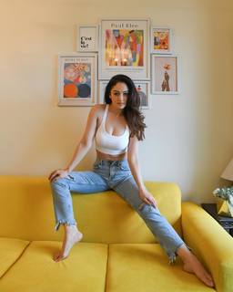 Sandeepa Dhar feet photo thumbnail