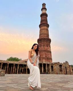 Sandeepa Dhar feet photo thumbnail