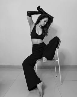 Sandeepa Dhar feet photo thumbnail