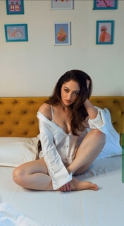 Sandeepa Dhar feet photo thumbnail