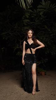 Sandeepa Dhar feet photo thumbnail