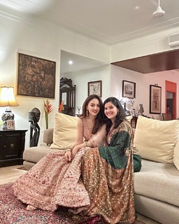 Sandeepa Dhar feet photo thumbnail