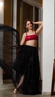 Sandeepa Dhar feet photo thumbnail