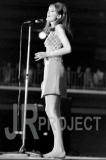 Sandie Shaw feet photo 1