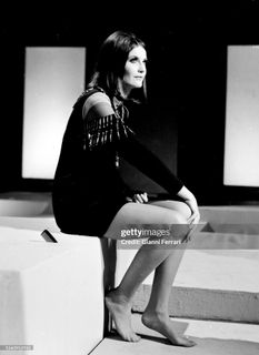 Sandie Shaw feet photo 1