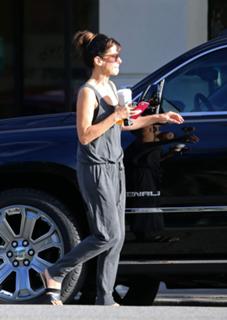 Sandra Bullock feet photo thumbnail